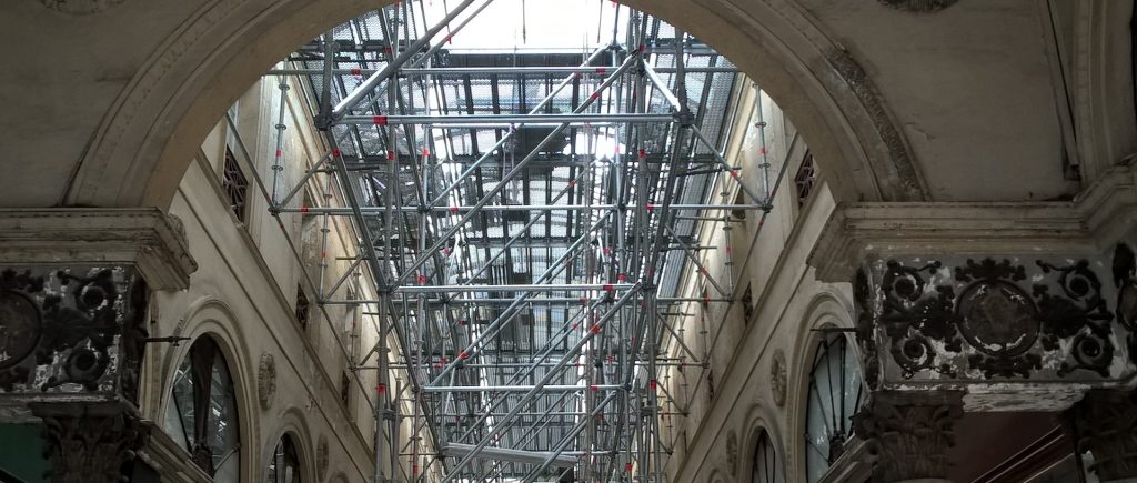 Echafaudage dans une galerie