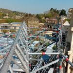 Chantier à l’église de Magny-en-Vexin : une couverture intégrale grâce au COUVRALU XL de Layher