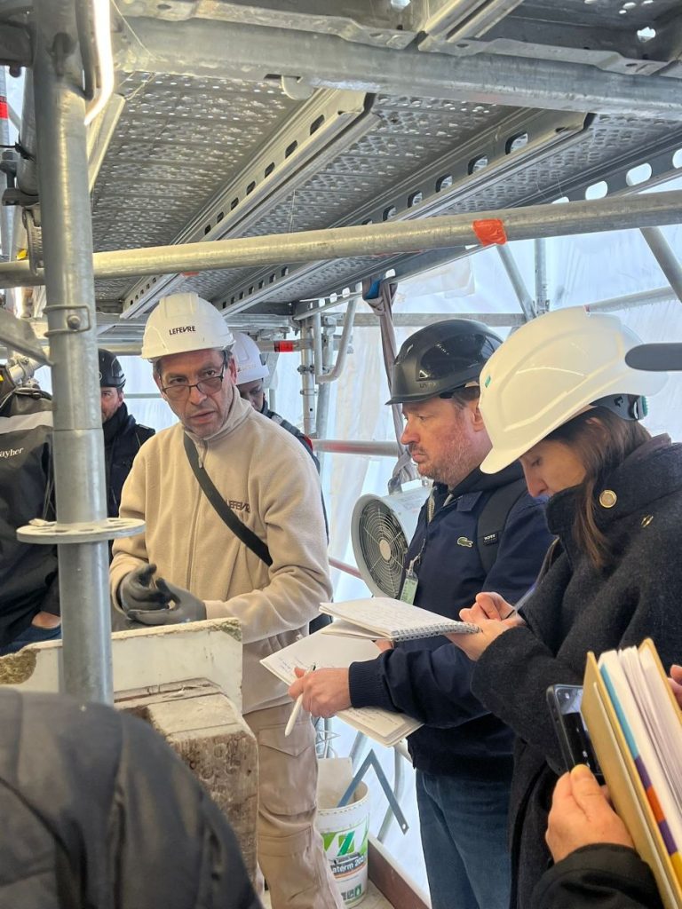 echafaudage professionnel pour la restauration du batiment